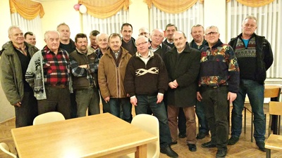 Na zdjęciu grupa skaciarzy biorących udział w turnieju