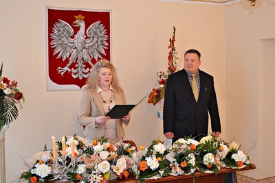 Życzenia składali im m.in. zastępca burmistrza Ozimka Jarosław Wita oraz kierownik USC Ewa Bronder