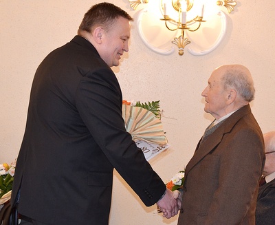 Życzenia składali im m.in. zastępca burmistrza Ozimka Jarosław Wita oraz kierownik USC Ewa Bronder