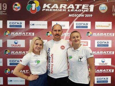 Natalia z koleżanka klubowa i Trenerem na ściance z zawodów K1