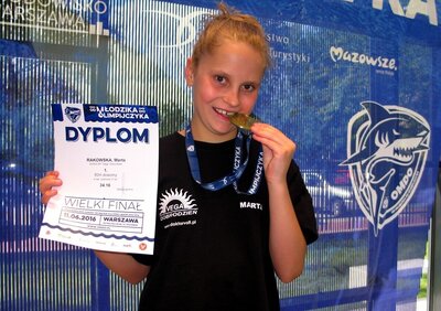 Marta z dyplomem i medalem 