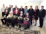 Jubilaci_urodzinowi_w_towarzystwie_rodzin_i_znajomych_internet
